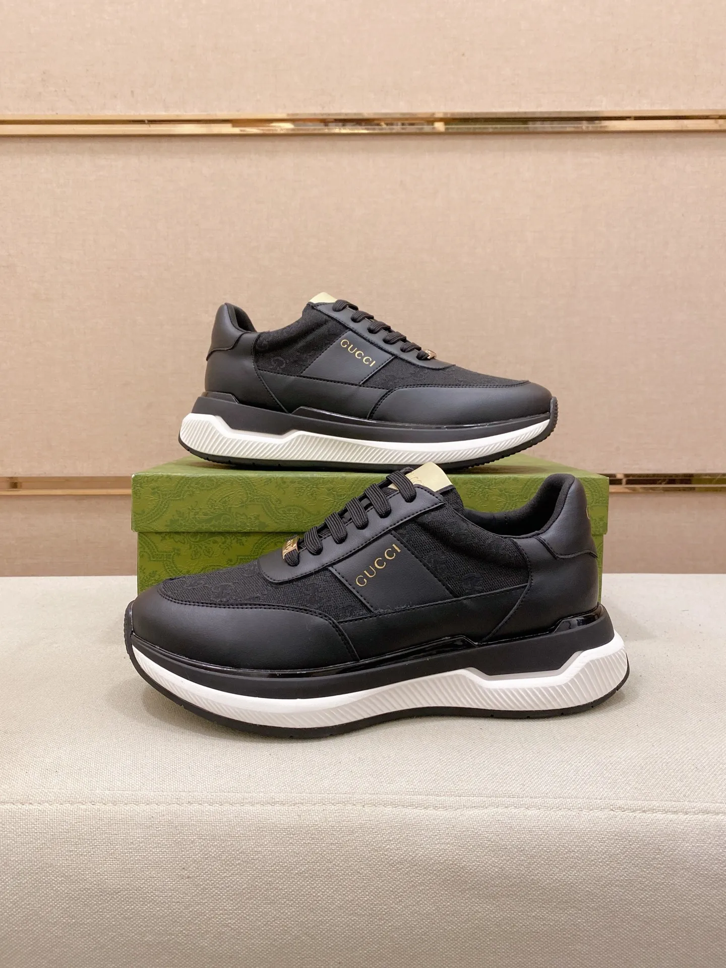 Men's shoes 💰 462💰The new GUCCI (Gucci) counters are launched simultaneously. The new men's shoes, 😘fabrics are selected from imported cowhide, and the lining is sheepskin lining. 👍🏿 High-end ☄️ air-cushion molded anti-slip rubber outsole, exquisite lines, simple and elegant, comfortable and high-end for leisure travel. Code number: 38 to 44 (45 can be customized and cannot be returned or exchanged)